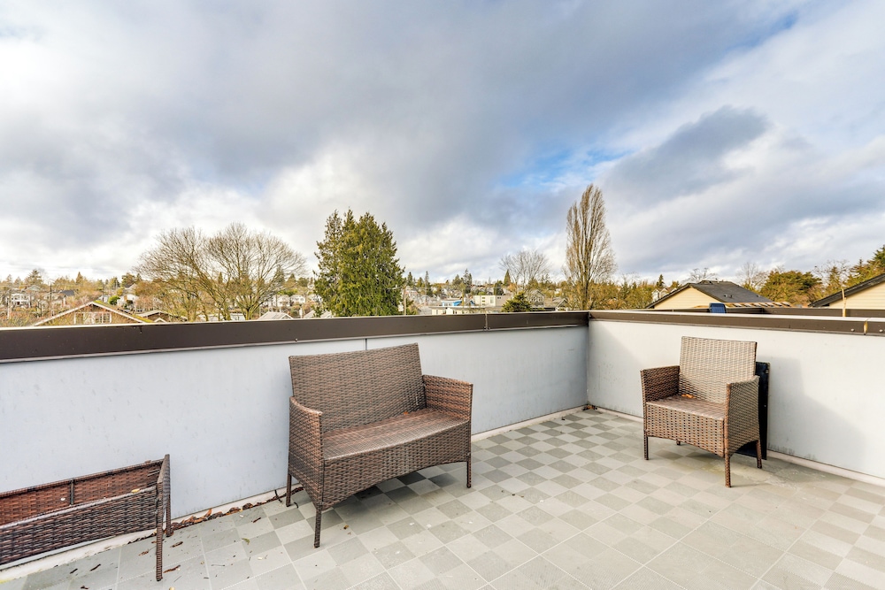 Walk to UW: Townhome w/ Rooftop Patio!