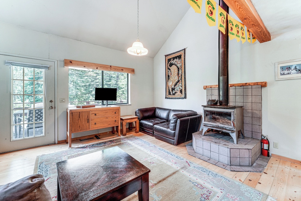 6 Mi to Downieville Downhill: Cabin w/ Mtn Views