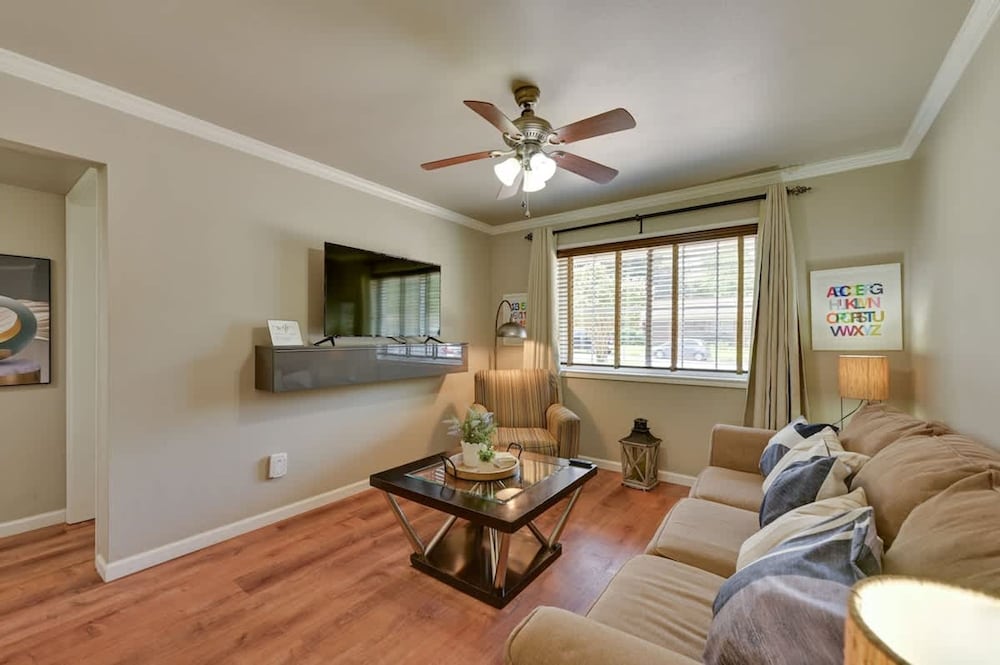 The Homestead Luxury-cozy 2BR Apartments Near SFA