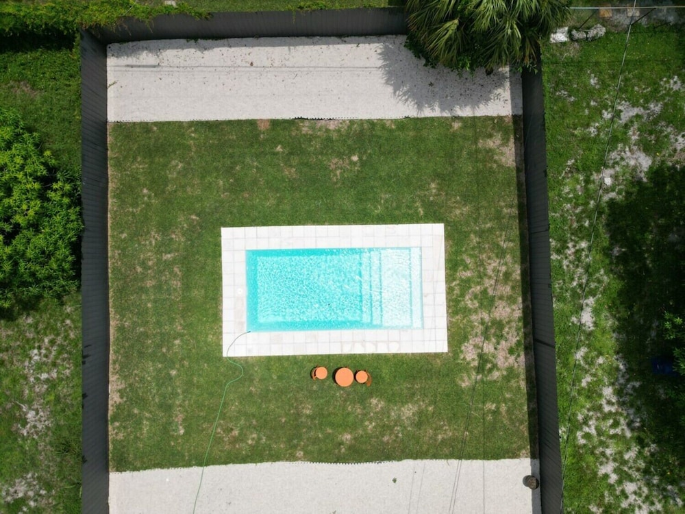 Boho Chic: 3BR Home With Pool