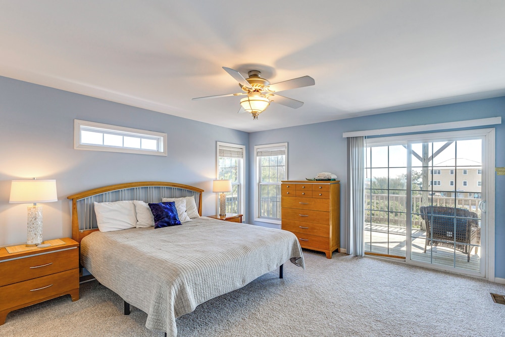 Steps to Beach: Emerald Isle Home w/ Deck!