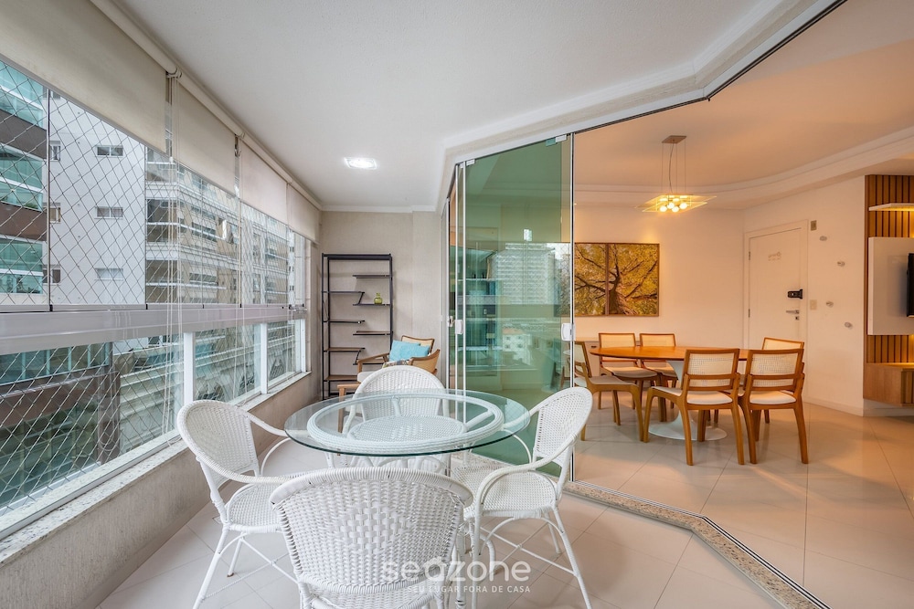 Stay Steps From the sea in Meia Praia - VIM