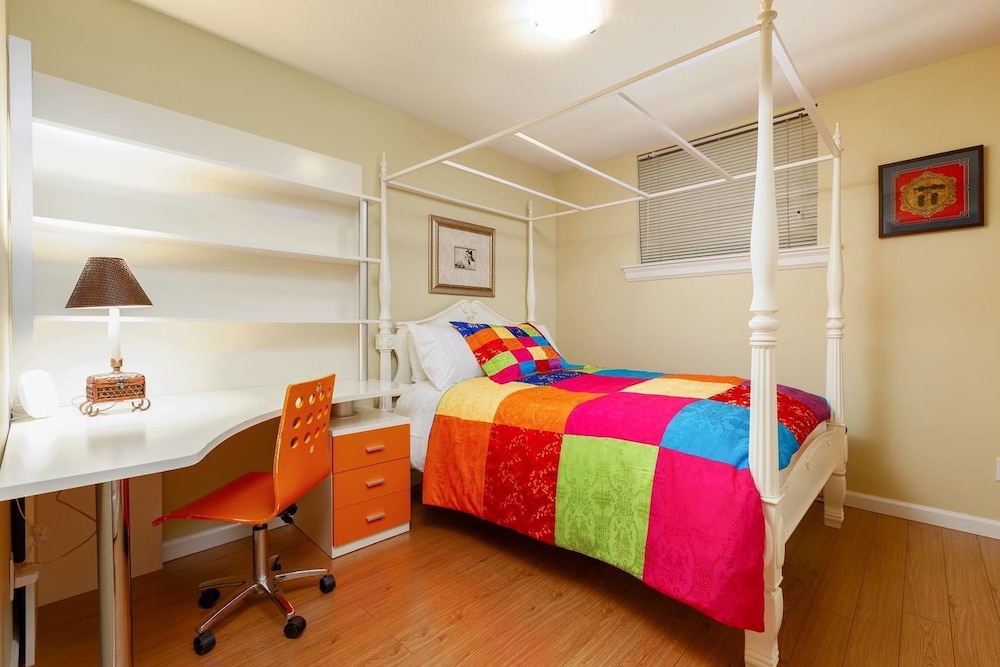 Cozy 3bdr in North Vancouver view 3