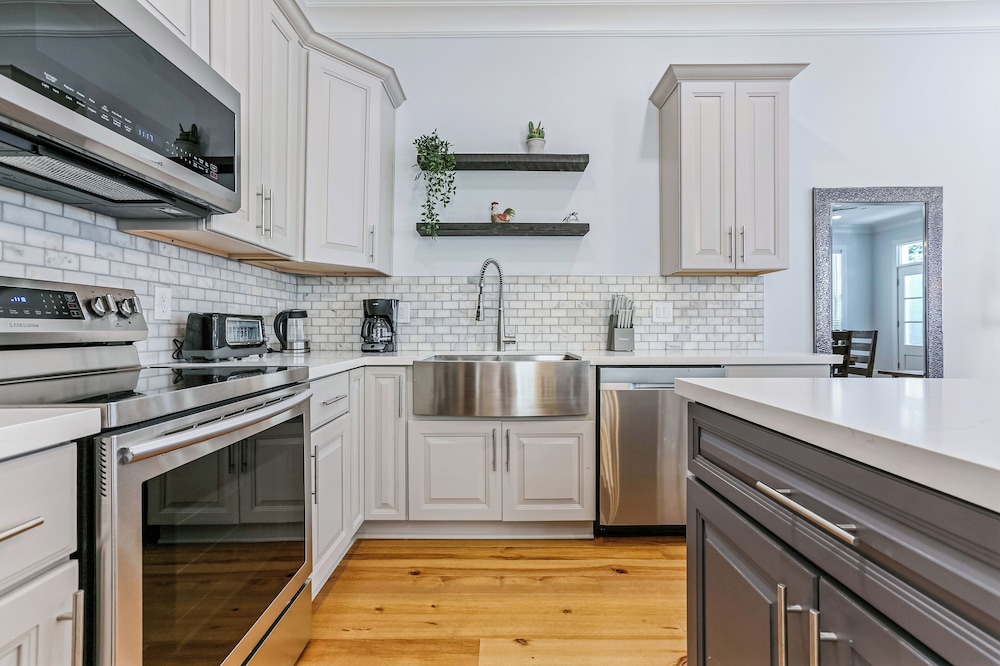 Stunning 4 BR Condo + Pool - Near St. Charles