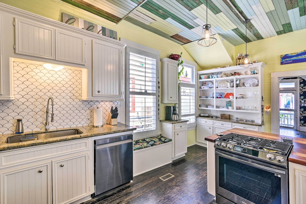 Historic Galveston Hideaway, Walk to the Beach!