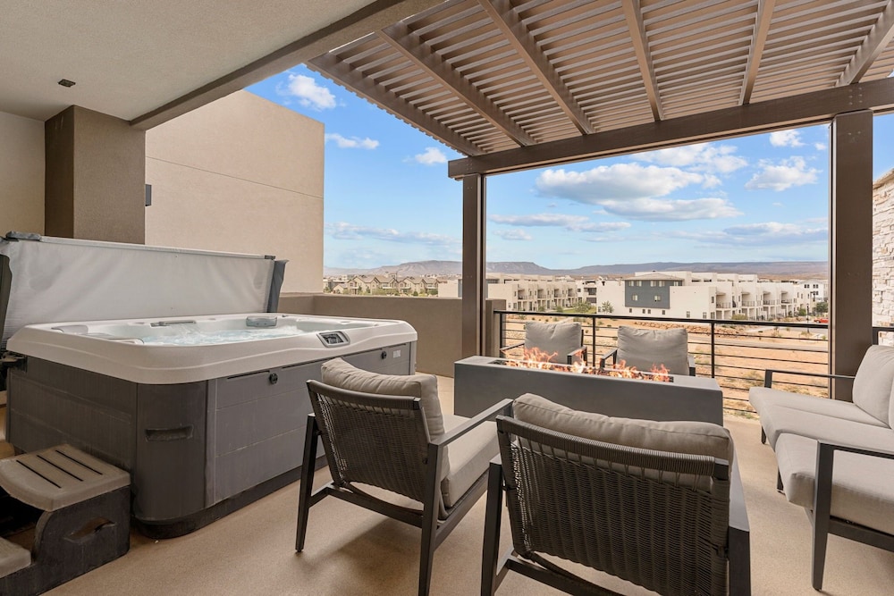 Adventure Central At Desert Color 6 Bedroom Townhouse