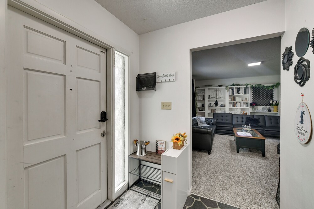 7 Mi to Siesta Beach: Home w/ Furnished Patio!