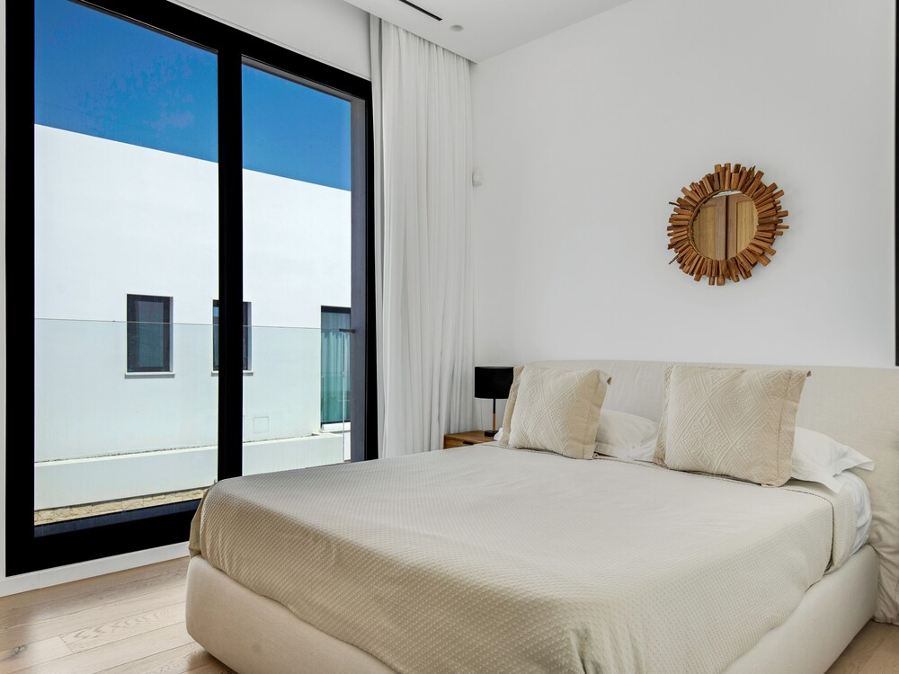Sanders Konnos Bay Aphrodite - Exquisite 6-bedroom Villa On the Beach Front