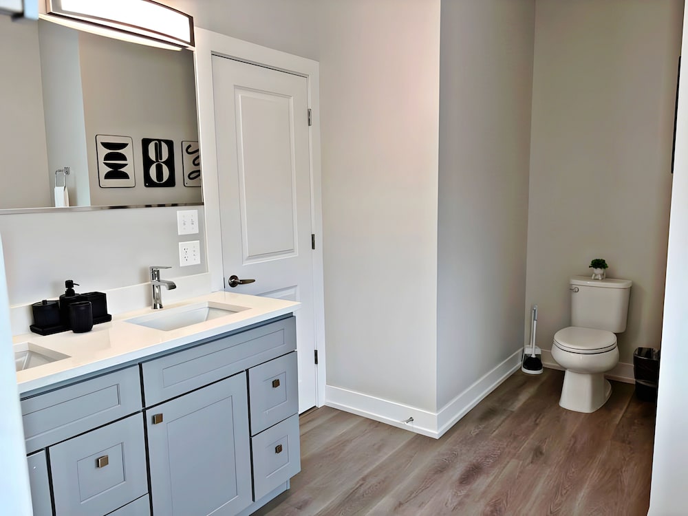 Modern 4BR with Parking - WV rep 4