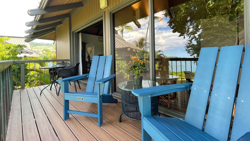 Sophisticated Oceanfront Retreat - Air-conditioned - Walk to Beach - Vrkcv