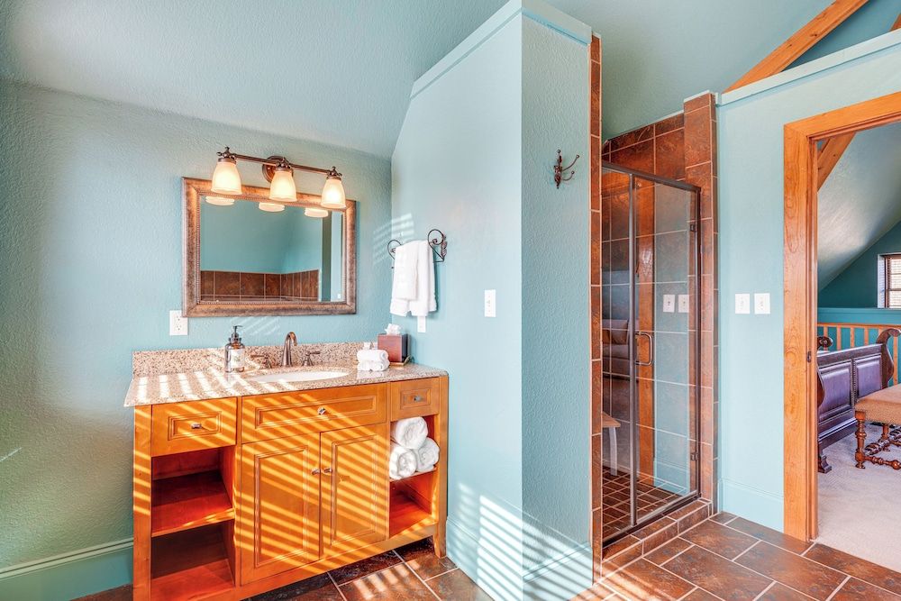 Private Hot Tub: 'bays View Lodge' in Kingsport!