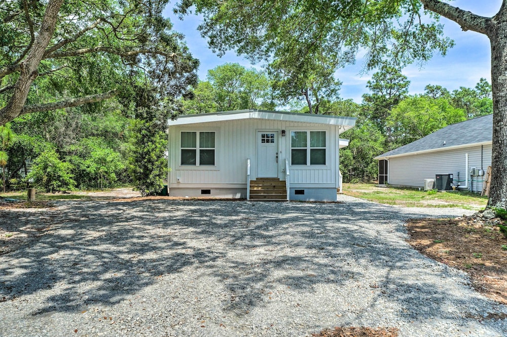 Modern Oak Island Escape: 1 Mile to Long Beach! view 5