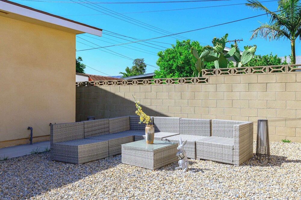 Modern New 3B Home Fully Stocked Cozy Sunlight