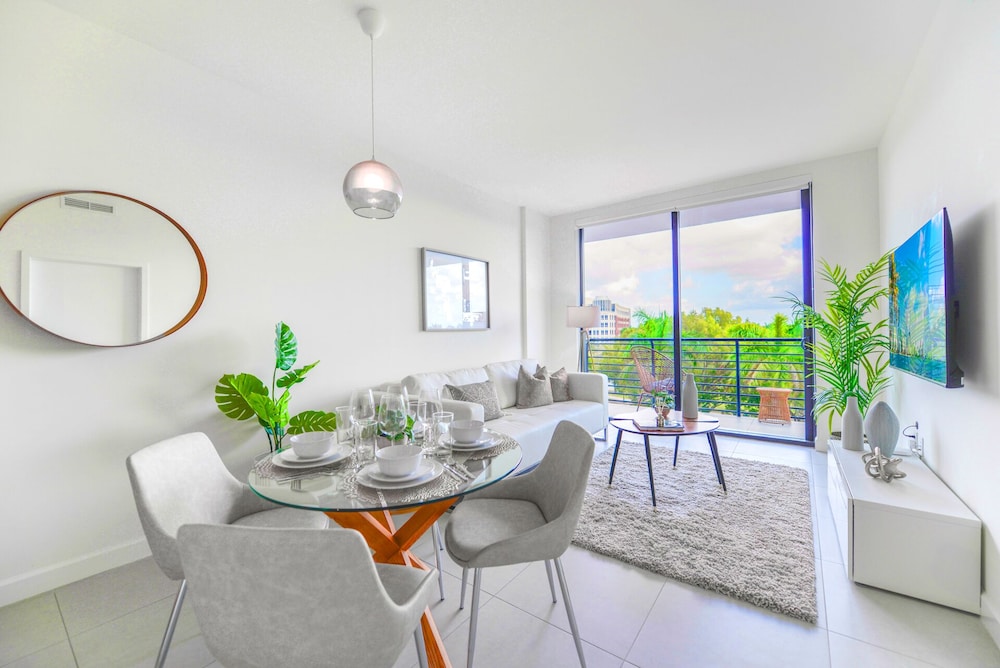 Downtown Doral Condo w-Free Parking