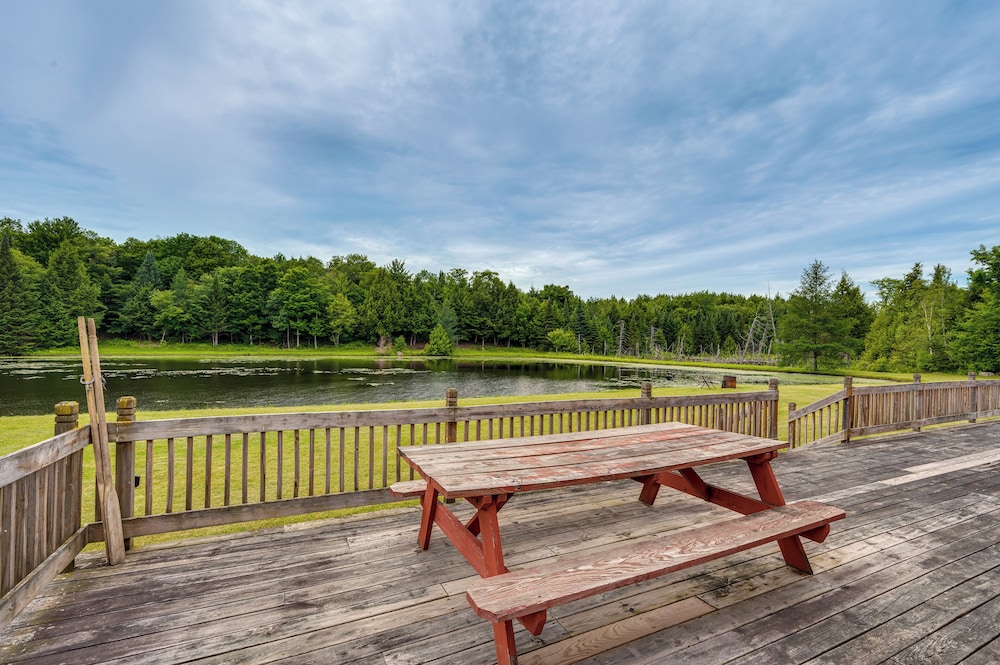 5 Mi to Jay Peak Resort: Cabin w/ Pond Access!