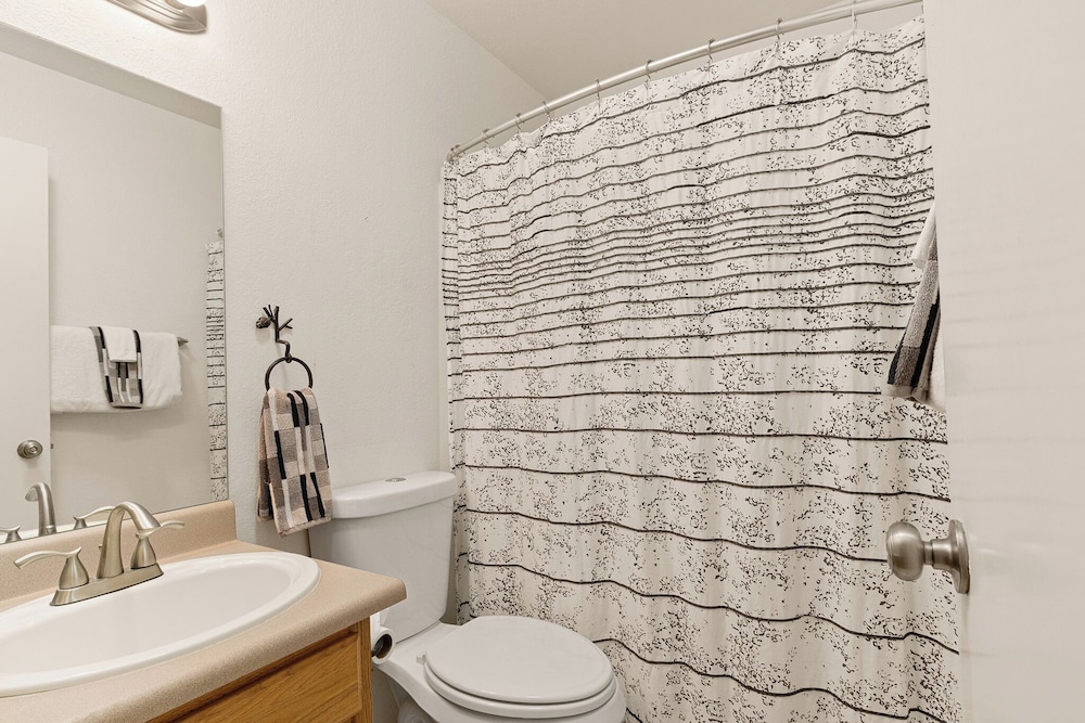 Sierra Pines Retreat Sleeps 6!