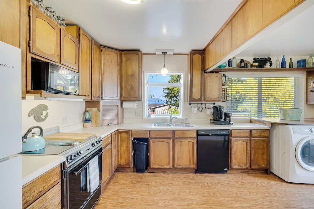 6 Mi to Main St: Oceanfront Cottage in Ketchikan
