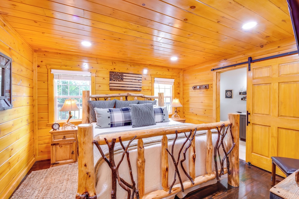 6 Mi to Helen: Mtn-view Retreat w/ Hot Tub!