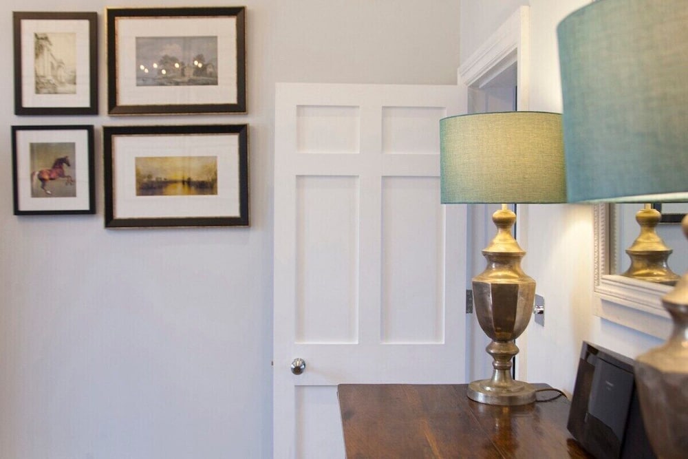 Stylish City Centre Apartment - Bath view 3