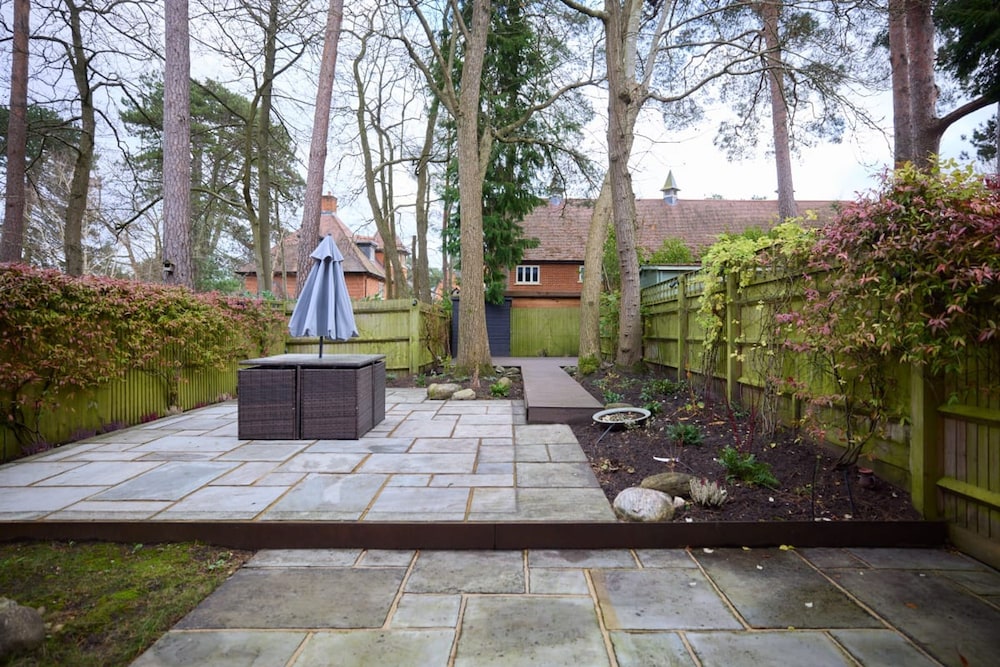 The Ascot Escape - Stylish 4bdr With Courtyard