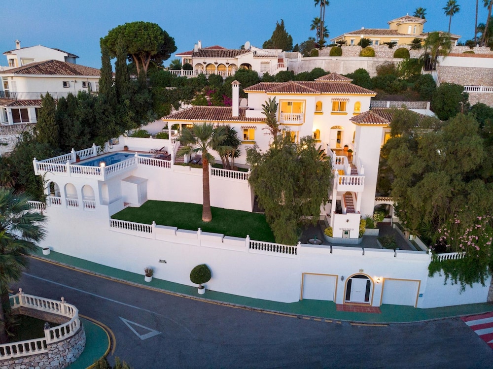 Large Luxury Family Villa 500m From Beach