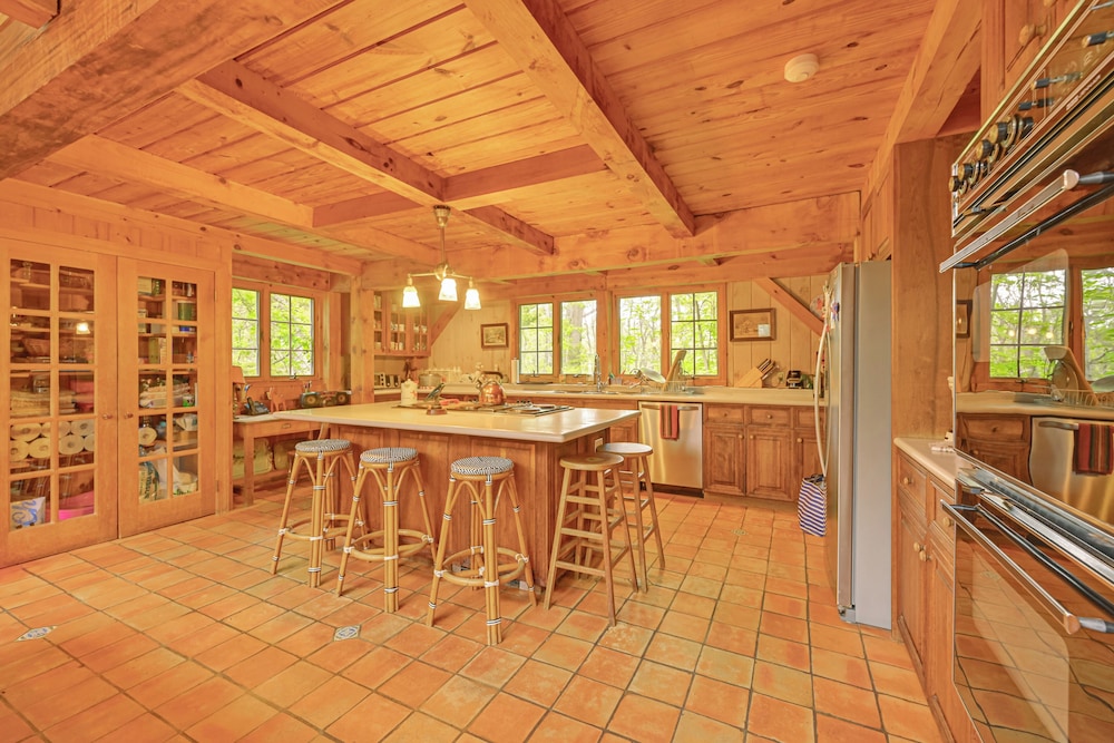 20-acre Hamptons Nature Escape w/ Hot Tub & Pool