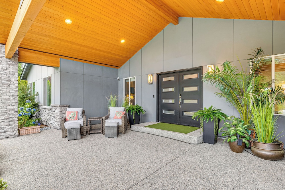 Amazing Outdoor Space! Everett Escape w/ Hot Tub
