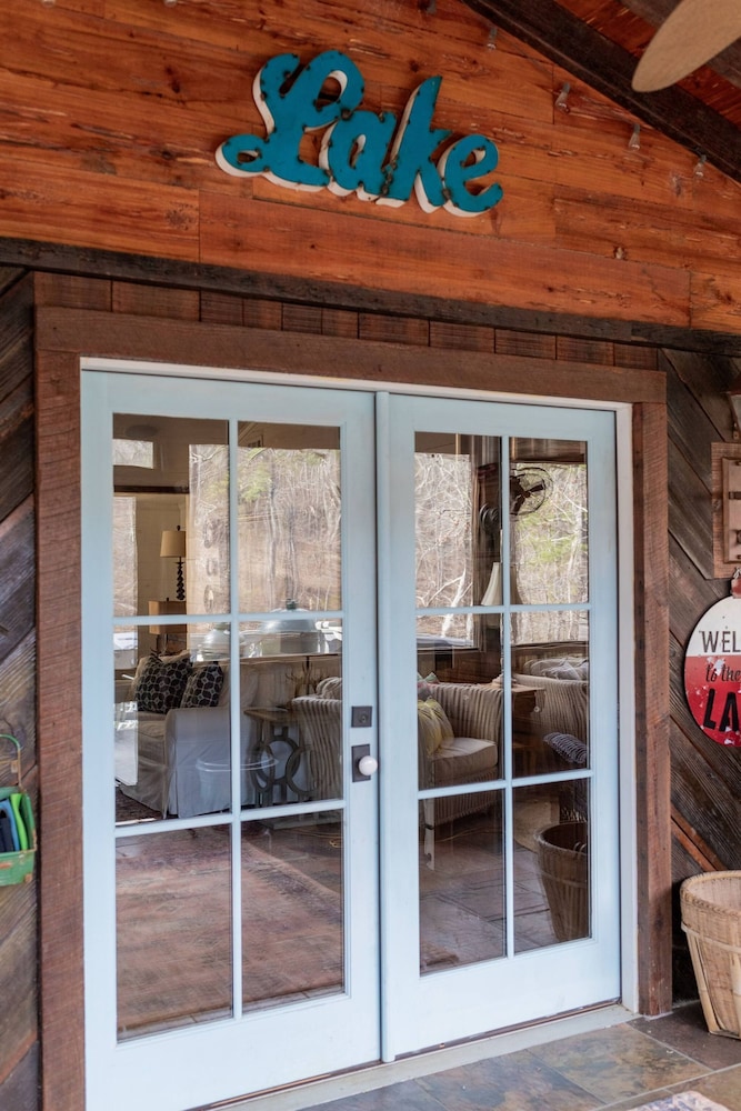 Classic Lakeside Cottage Masters Rental