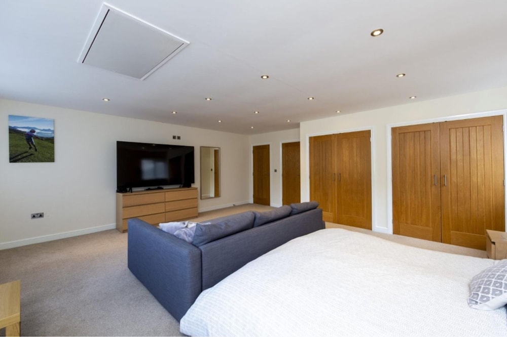 12 Guests - Hot Tub - Free Parking in Huddersfield