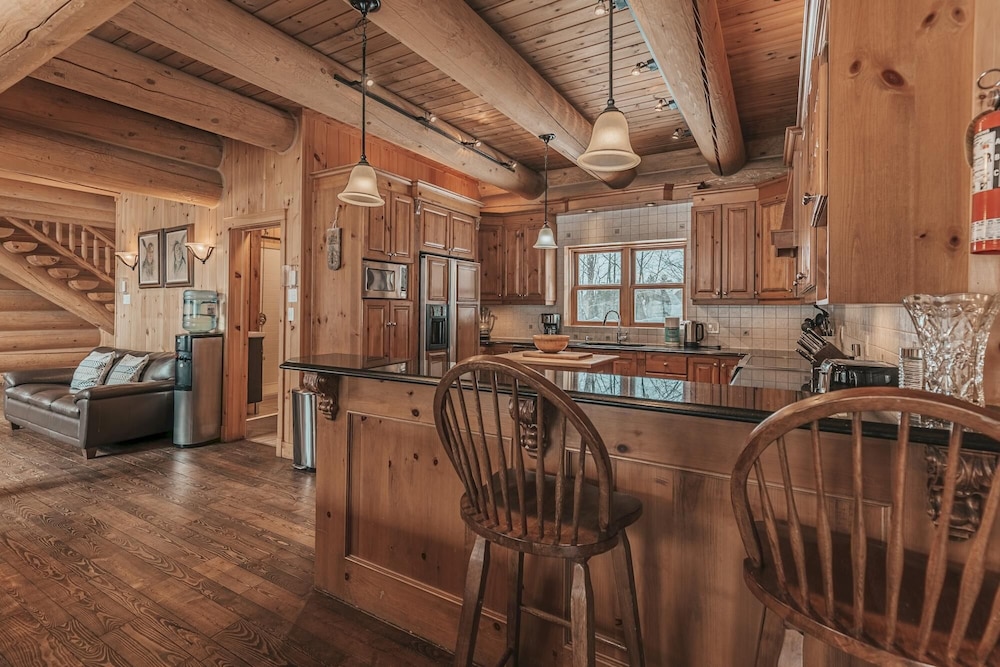 Executive Double 26 - Stunning Luxury log Home With hot tub Sauna Heated Pool