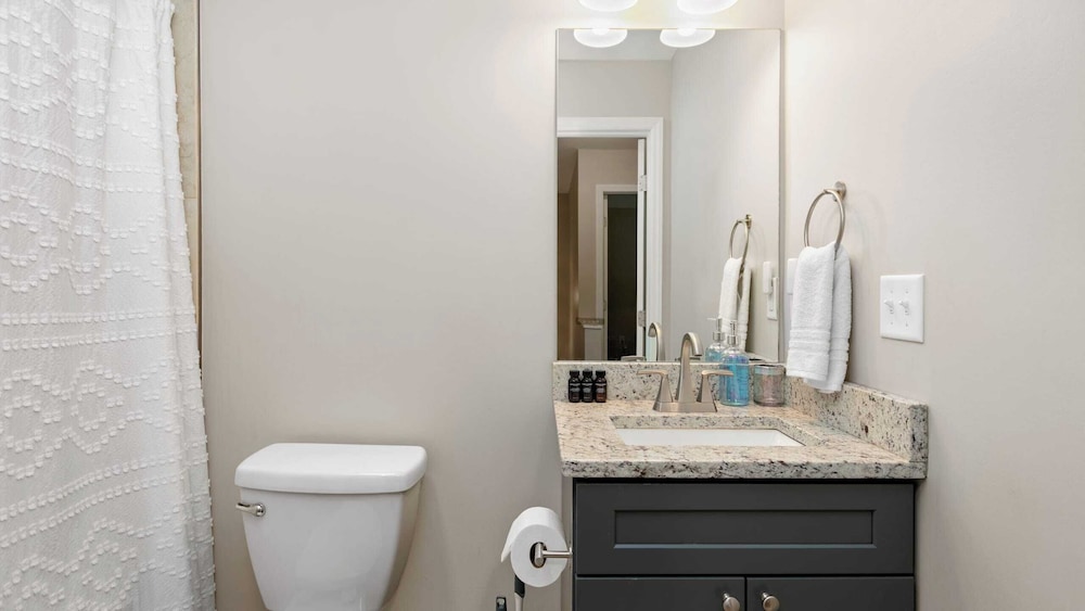10 Townhomes, Sleeps 89 6 Mins to DT Asheville Sycamore Cove by Avantstay