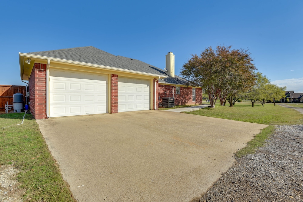 9 Mi to Ray Roberts Lake: Texas Retreat w/ Pool view 4