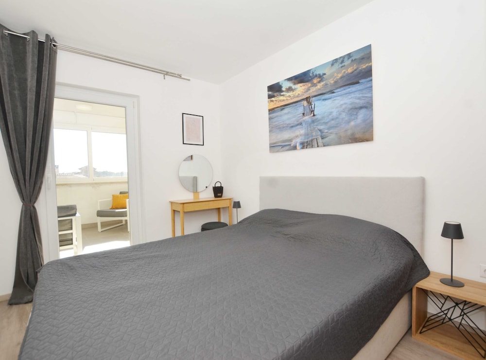 Tranquil and Bright Apartment With Loggia