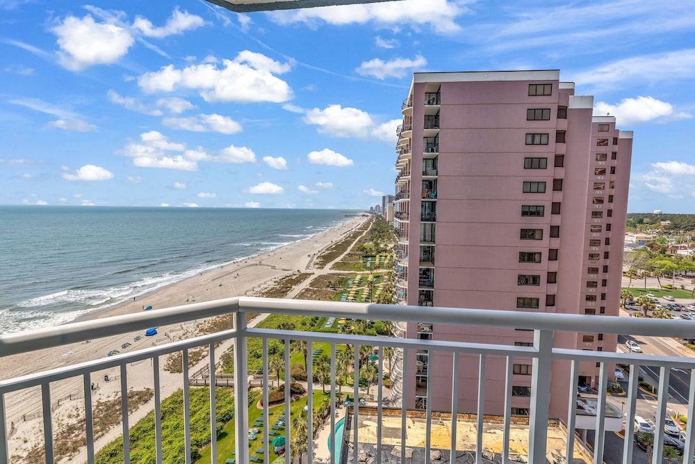 Stunning Condo Overlooking Ocean