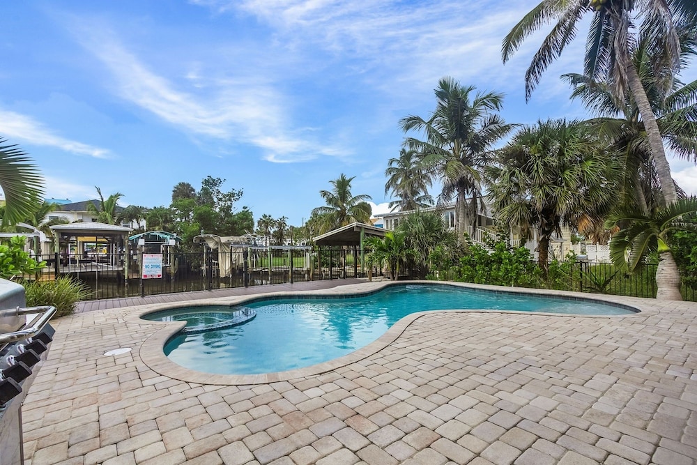 571 Seabatical: Canal Front With Pool! 5 Bedroom Home