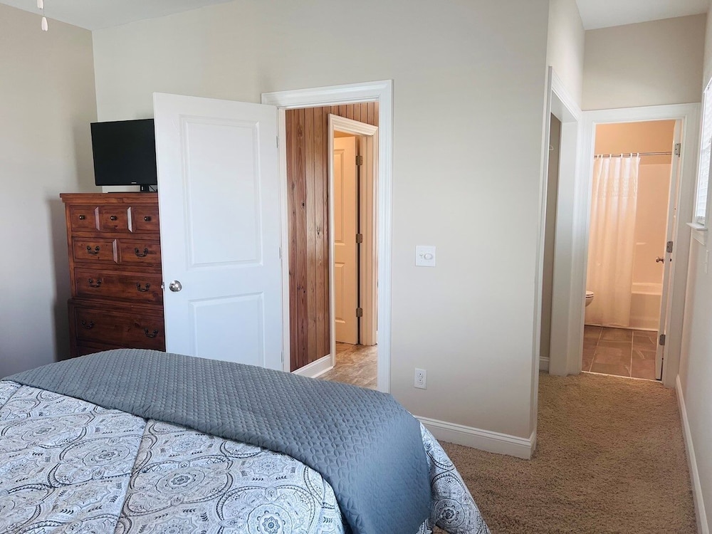 1 Ez Access 4 Bedroom Home by RedAwning
