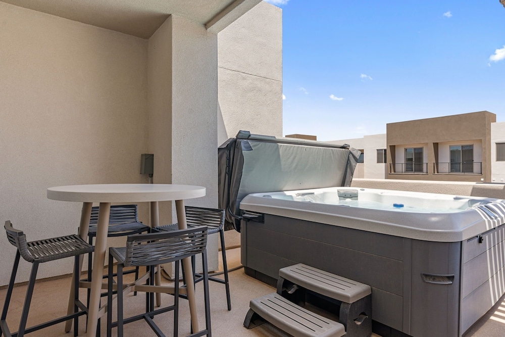 The Crash Pad 5 Bedroom Townhouse