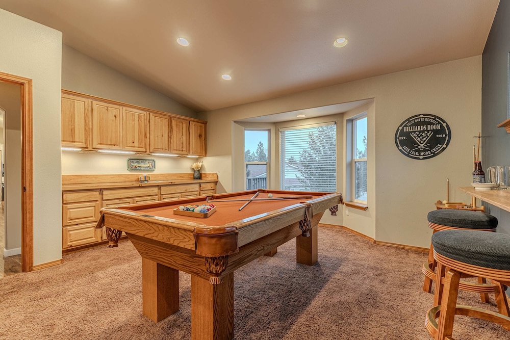 Hot Tub Pool Table Deck With Pilot Butte Views