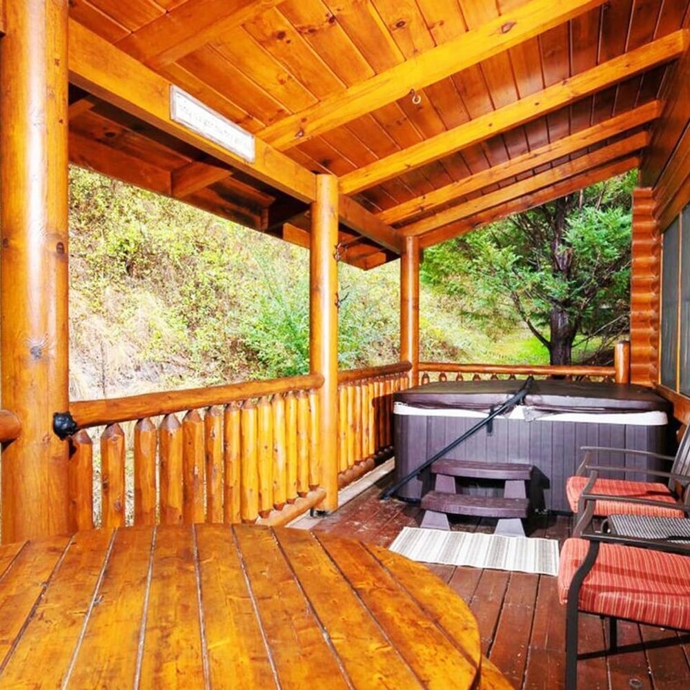 Cozy Upscale Cabin w Fireplace Hot Tub