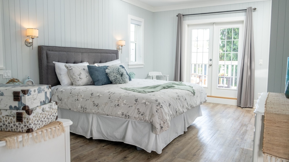 Kelowna Bed & Breakfast (CHATHAM HOUSE)