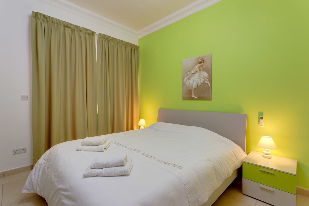 Stunning Seafront Lux Apt wt Pool, Upmarket Area view 3