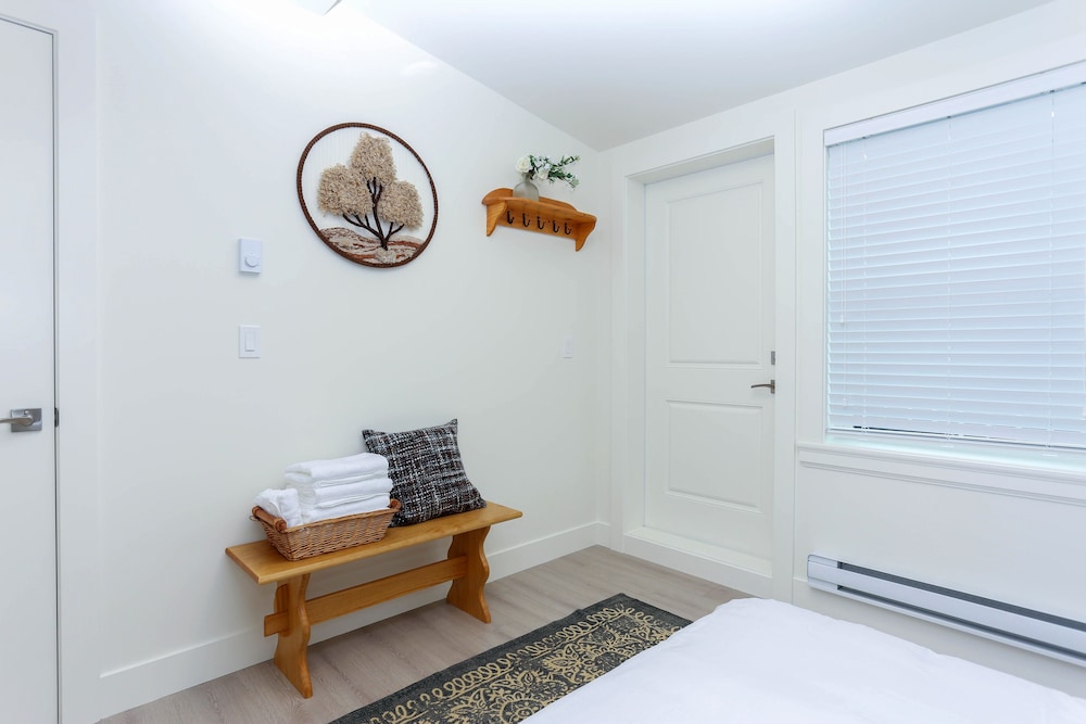 Tasteful 2 Bedroom Suite near Marine Gateway by Elevate Rooms view 5