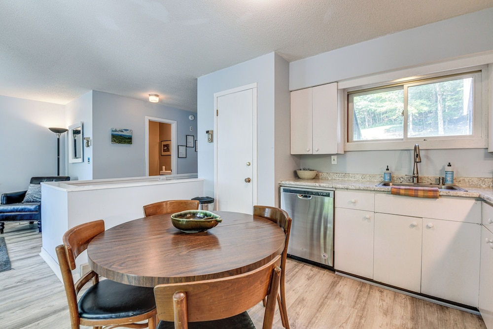 < 1/2 Mi to Sugarbush Resort: Condo w/ Deck!