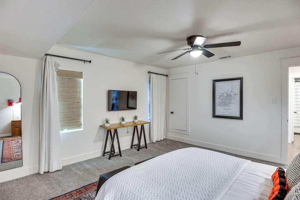 1 Mi to Texas Tech: Home w/ Large Outdoor Space!