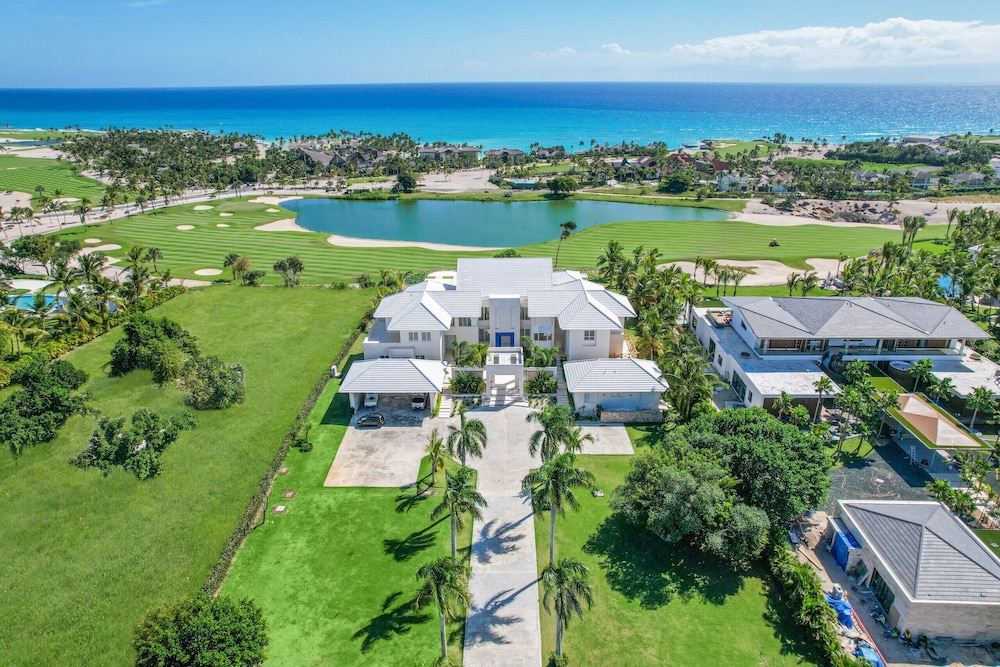 Stunning 6BR Villa With Ocean View in Cap Cana