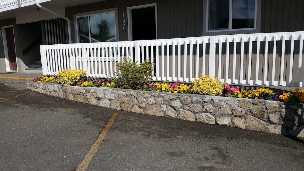 The Cedarwood Inn & Suites