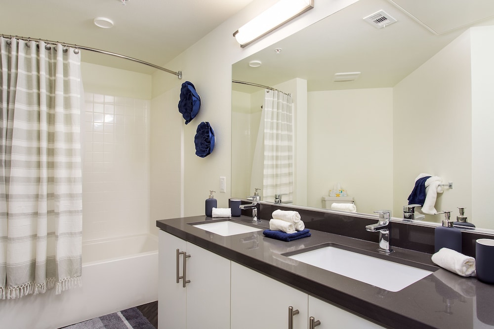 Luxurious 2BD & Den Hollywood Apartment - Image 4