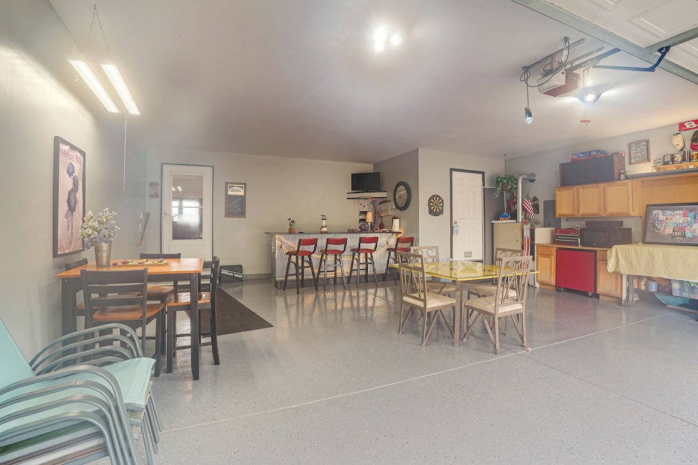 Garage Game Room, Bar: Coldwater Lake House!