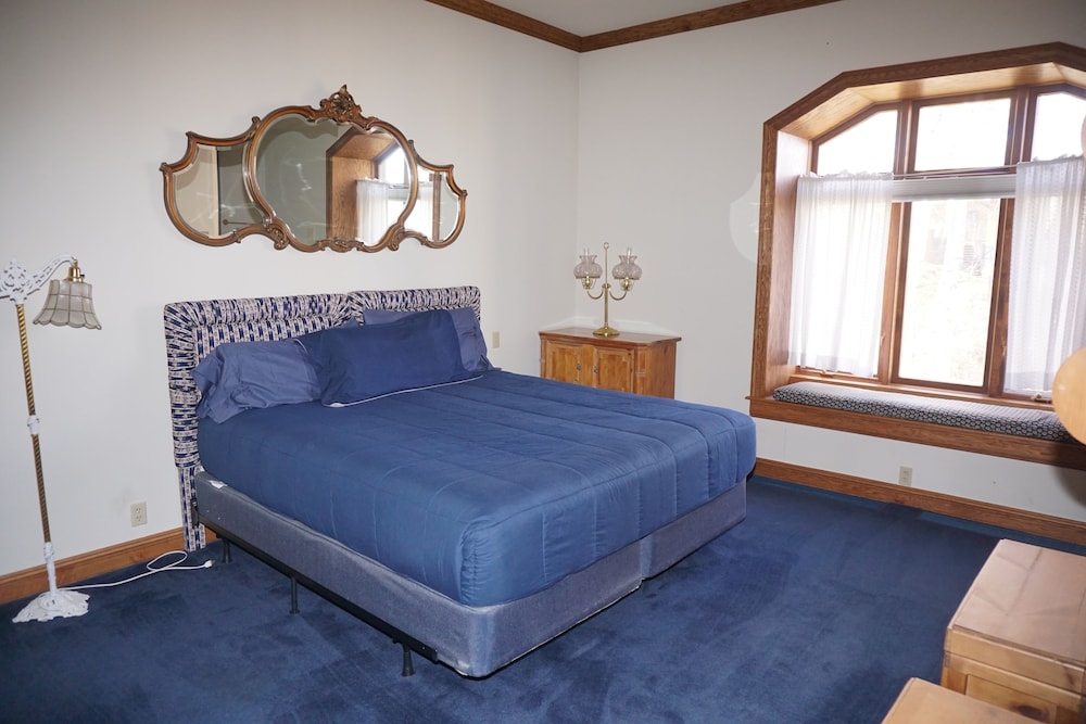 Large Family  On Adams Avenue - Ski In/out 5 Bedroom Home by RedAwning view 3