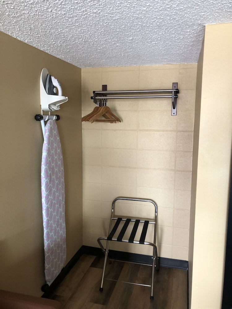 Knight's Inn Motel